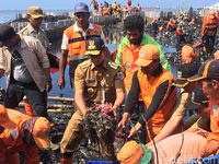 Gubernur DKI Jakarta Anies Baswedan turun ke tumpukan sampah di Teluk Jakarta dan mengambil dengan tangannya