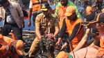 Aksi Anies dan Pasukan Oranye Pungut Sampah Teluk Jakarta
