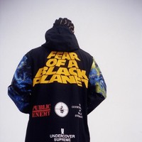 Masih brand fashion dengan sentuhan desainer Jepang, adalah Undercover yang digawangi Jun Takahashi. Brand yang mendapat pengaruh besar dari streetwear gaya Amerika ini dikenal dengan gambar print yang unik dan bold. Foto: Ist.