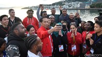 Tak hanya berbincang dengan para pelajar, Jokowi juga sempat membuat video blog (vlog). Jokowi mengajak WNI di Selandia Baru menyapa masyarakat di Tanah Air lewat vlog tersebut.  (Laily Rachev-Biro Pers Setpres)