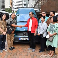 Netizen lagi-lagi dibuat gagal fokus oleh sepatu pilihan Jokowi di Selandia Baru. Pada kesempatan tersebut, pria asal Solo, Jawa Tengah, itu mengandalkan jaket sporty merah dan celana bahan hitam yang dipadu dengan Yeezy Beluga 2.0