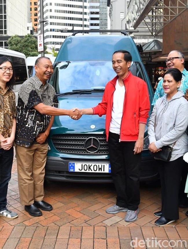 Netizen lagi-lagi dibuat gagal fokus oleh sepatu pilihan Jokowi di Selandia Baru. Pada kesempatan tersebut, pria asal Solo, Jawa Tengah, itu mengandalkan jaket sporty merah dan celana bahan hitam yang dipadu dengan Yeezy Beluga 2.0