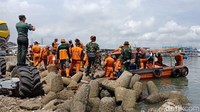 Pantauan detikcom, ada ratusan petugas yang membersihkan sampah di kawasan Dermaga Kaliadem, Muara Angke, Jakarta Utara, Senin (19/3/2018)