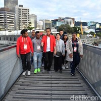 Presiden Republik Indonesia Joko Widodo (Jokowi) berulang tahun ke-57 hari ini, Kamis (21/6/2018). Meski usianya hampir berkepala enam, Jokowi tak ragu untuk tampil kekininan bak anak muda dengan sneakers teranyar. Tak jarang, momennya ber-sneakers ria berakhir viral. (Foto: Laily Rachev-Biro Pers Setpres)