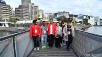 Sejuknya udara pagi di Wellington, Selandia Baru menambah hangat suasana pertemuan Presiden Joko Widodo dan Ibu Negara Iriana Joko Widodo dengan 29 pelajar dan mahasiswa Indonesia di Waterfront Wellington, kata Bey dalam keterangan tertulis yang diterima detikcom, Senin (19/3/2018). (Laily Rachev-Biro Pers Setpres)