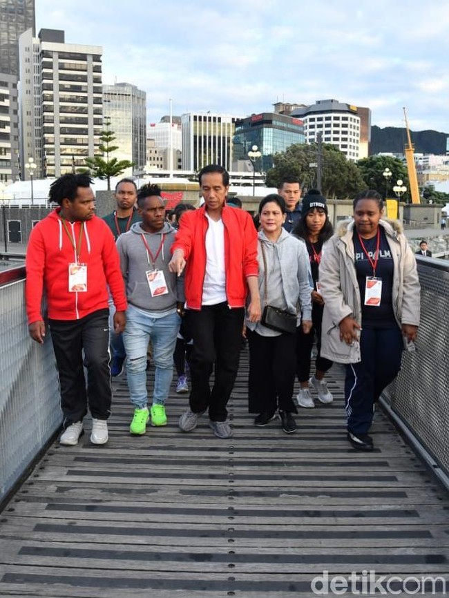 Presiden Republik Indonesia Joko Widodo (Jokowi) berulang tahun ke-57 hari ini, Kamis (21/6/2018). Meski usianya hampir berkepala enam, Jokowi tak ragu untuk tampil kekininan bak anak muda dengan sneakers teranyar. Tak jarang, momennya ber-sneakers ria berakhir viral. (Foto: Laily Rachev-Biro Pers Setpres)