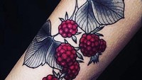 Tato raspberry ini dibuat lebih artistik. Buah raspberry yang biasa jadi terlihat elegan kalau dipadu dengan daun dan warna merah yang sedikit lebih gelap. Foto: Instagram @mr.inkwells 