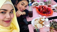 Memang ke Singapore jalan2 Cari makan .. tapi saya tak boleh makan banyak.. sengkak, tulis Siti dalam akun Instagramnya saat mengunggah foto dirinya dan kerabat makan seafood di Singapura. Foto: Instagram @ctdk
