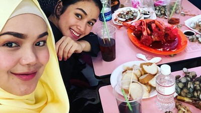 10 Momen Siti Nurhaliza Saat Masak Asam Podeh hingga Makan Salmon