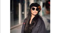 Outer oversize dari desainer Indonesia Mel Ahyar ini bikin penampilan Anggun makin stylish ya? Foto: Instagram Anggun