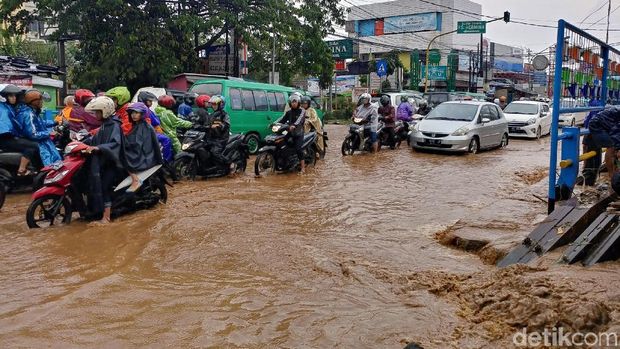 Hujan Angin, Cicaheum Bandung Banjir Cileuncang Setengah Ban