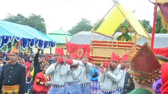 Kerajaan Bugis  Nobatkan Raja  Perempuan Diarak di Tandu