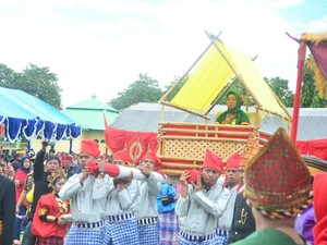 Kerajaan Bugis Nobatkan Raja Perempuan, Diarak di Tandu