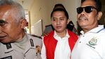 Pakai Rompi Tahanan Merah, Bos First Travel Tiba di PN Depok