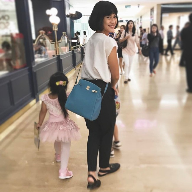 Tampil casual saat jalan-jalan ke mall dengan anaknya, bintang film Ada Apa Dengan Cinta? itu membawa tas Hermes Kelly 28 cm Vintage Sport Cross Body seharga US$ 4.995 atau sekitar Rp 69 juta. Foto: Dok. Instagram Dian Sastrowardoyo