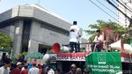 Foto: Pendemo Bakar Foto Anies di Dalam Sangkar Burung