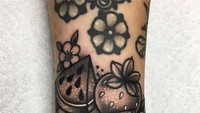 Wanita asal California ini menyukai buah yang dijadikan tato di lengan dekat nadinya. Biji buahnya sengaja diperjelas agar lebih artistik. Foto: Instagram @goldagrimas 