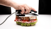 Jangan galau kalau tidak punya alat pemanggang sandwich. Anda bisa menggunakan setrika listrik! Sebelumnya, bungkus sandwich dengan alumunium foil lalu letakan setrikaan di atasnya. Foto: iStock