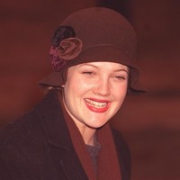 Di era 90-an, tren alis adalah sangat tipis, hampir tidak terlihat. Mencabuti dan mencukur alis jadi tren yang booming kala itu, dan diikuti oleh Drew Barrymore. Foto: Getty Images