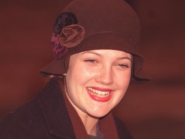 Di era 90-an, tren alis adalah sangat tipis, hampir tidak terlihat. Mencabuti dan mencukur alis jadi tren yang booming kala itu, dan diikuti oleh Drew Barrymore. Foto: Getty Images