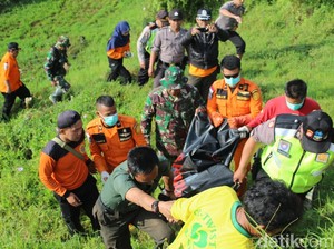 Petugas Temukan Jasad 3 Wisatawan Tenggelam di Curug Teko Garut