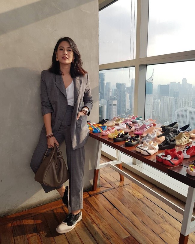 Tampil smart casual, Dian Sastrowardoyo terlihat semaki stylish dengan menenteng tas Hermes Lindy 30 Etoupe Taurilon Clemence seharga US$ 5.950 atau sekitar Rp 82 juta. Foto: Instagram/Dian Sastrowardoyo