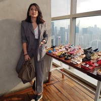 Tampil smart casual, Dian Sastrowardoyo terlihat semaki stylish dengan menenteng tas Hermes Lindy 30 Etoupe Taurilon Clemence seharga US$ 5.950 atau sekitar Rp 82 juta. Foto: Instagram/Dian Sastrowardoyo