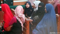Mereka adalah petugas pembukuan sampai petugas manifest.