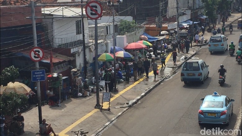 Sandiaga: Penataan PKL Trotoar Jatinegara Berbasis Pop Up Sandiaga: Penataan PKL Trotoar Jatinegara Berbasis Pop Up