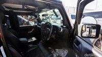 Bau wangi, AC yang masih kencang nan dingin dan jok kulit yang beraroma khas mobil mewah menyambut siapa saja yang melihat interior mobil-mobil super premium milik Abdul Latif yang disita KPK.