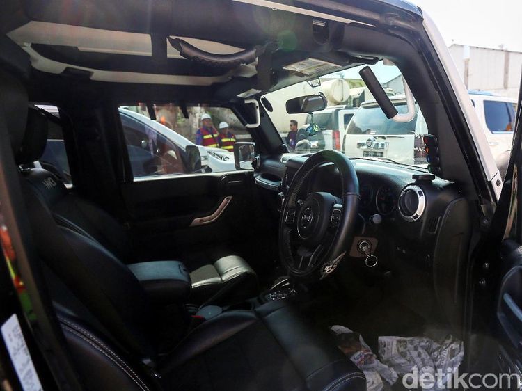 Intip Jeroan Mobil Mewah Milik Bupati Abdul Latief