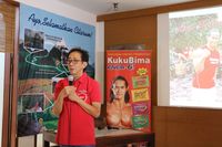Direktur Marketing Sido Muncul Irwan Hidayat saat memberikan pemaparan mengenai konsep iklan Kuku Bima Energi versi Ayo Selamatkan Citarum.