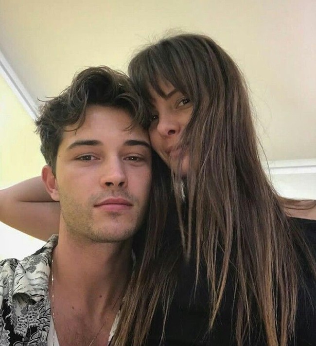 Model asal Brazil itu menikah di usia muda. Ia menikahi kekasihnya yang tiga tahun lebih tua darinya. (Foto: Instagram)