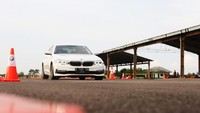 Pada hari ketiga, pengujian BMW 520i Luxury ini detikOto menggunakan mode berkendara Eco Pro dengan jarak tempuh Solo menuju Surabaya. Berbeda dengan pengujian ECO Mode produsen lainnya, BMW 520i kali ini diuji melalui jalan berliku, menanjak dan menurun, dengan rute Tawangmangu. Hasilnya cukup mengkagetkan dengan berhasil mencapai 14,9 km/jam. Foto: dok. BMW