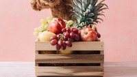 Peek A Boo! Dengan peti kayu berisi buah nanas, anggur, apel, dan pir, Cookie terlihat sangat menggemaskan dengan mata yang tertutup bulu cokelatnya. Foto: Instagram @ps.ny