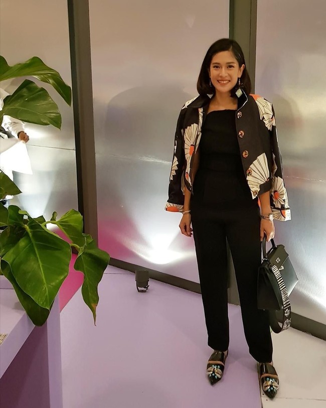 Tas Hermes Kelly Retourne 28 Clemence Gold Hardware seharga 15.450 Euro atau sekitar Rp 261 juta melengkapi gaya smart casual Dian Sastrowardoyo. Foto: Instagram/Dian Sastrowardoyo