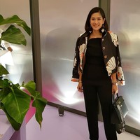 Tas Hermes Kelly Retourne 28 Clemence Gold Hardware seharga 15.450 Euro atau sekitar Rp 261 juta melengkapi gaya smart casual Dian Sastrowardoyo. Foto: Instagram/Dian Sastrowardoyo