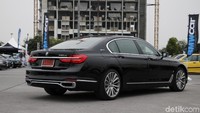 Tak ada perbedaan signifikan antara BMW Seri 7 plug-in hybrid ini dengan BMW Seri 7 lainnya. Masih sama mewah dan memiliki fitur lengkap. Foto: Rangga Rahadiansyah
