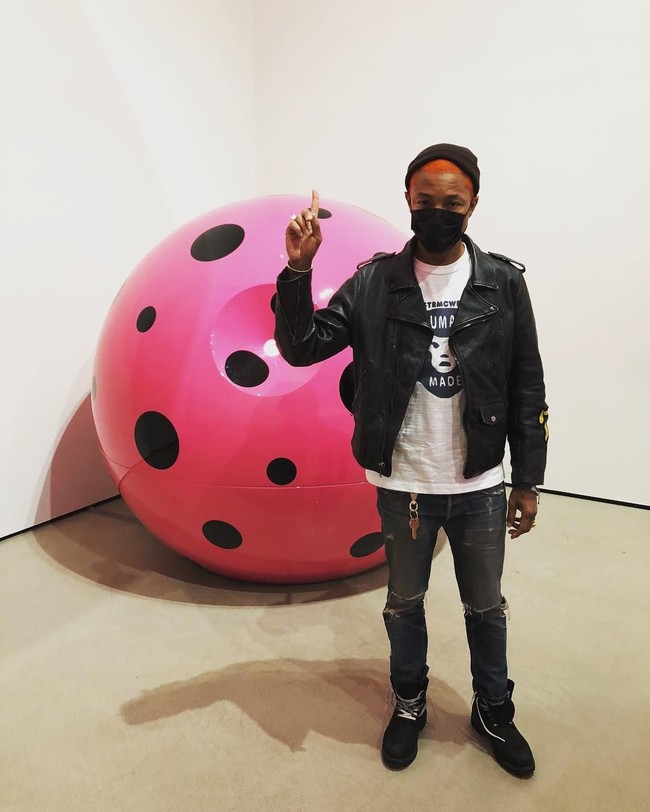 Salah satu selebriti paling stylish di industri musik, Pharrell layak jadi inspirasi untuk generasi hypebeast. Pharrell membuat padanan sweater, jeans dan sneakers tidak pernah tampil membosankan. Foto: Dok. Instagram