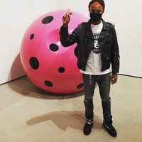 Salah satu selebriti paling stylish di industri musik, Pharrell layak jadi inspirasi untuk generasi hypebeast. Pharrell membuat padanan sweater, jeans dan sneakers tidak pernah tampil membosankan. Foto: Dok. Instagram