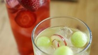 Menggunakan es batu untuk mendinginkan minuman bersoda bisa mengubah rasa saat esnya mencair. Sebaiknya, gunakan anggur beku untuk mendinginkan minuman ini. Selain bisa jadi alat pendingin, anggurnya bisa juga dimakan. Foto: iStock
