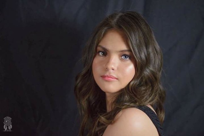 Julia Ostan terlihat istimewa karena memiliki pupil mata berwarna cokelat pada bagian kanan, dan biru pada mata bagian kirinya. Foto: Facebook