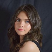 Julia Ostan terlihat istimewa karena memiliki pupil mata berwarna cokelat pada bagian kanan, dan biru pada mata bagian kirinya. Foto: Facebook