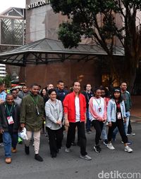 Gaya Hypebeast  Presiden Jokowi Pakai Sneakers Yeezy Kanye West