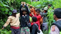 Menurut kesaksian korban yang selamat dan melihat momen mengerikan di lokasi kejadian, empat wisatawan itu terseret bah.