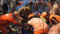Ini plastik semua nih, sampah plastik semuanya, ujar Anies.