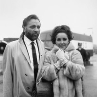 Elizabeth Taylor menikah dengan Richard Burton pada 1964 dan bercerai di 1974. Satu tahun kemudian, keduanya kembali menikah tapi bercerai lagi di 1976. Foto: Getty Images
