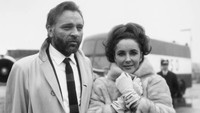Elizabeth Taylor pertama kali menikah dengan aktor Richard Burton pada 1964 sampai 1974. Tahun depannya mereka berdua kembali menikah, namun hanya bertahan dari 1975 sampai 1976. Foto: Getty Images