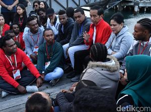 Momen Jokowi Bangga Ada 2 Pilot Perempuan Pertama dari Papua