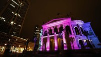 The Old Opera House tampak indah bermandikan cahaya. REUTERS/Kai Pfaffenbach.